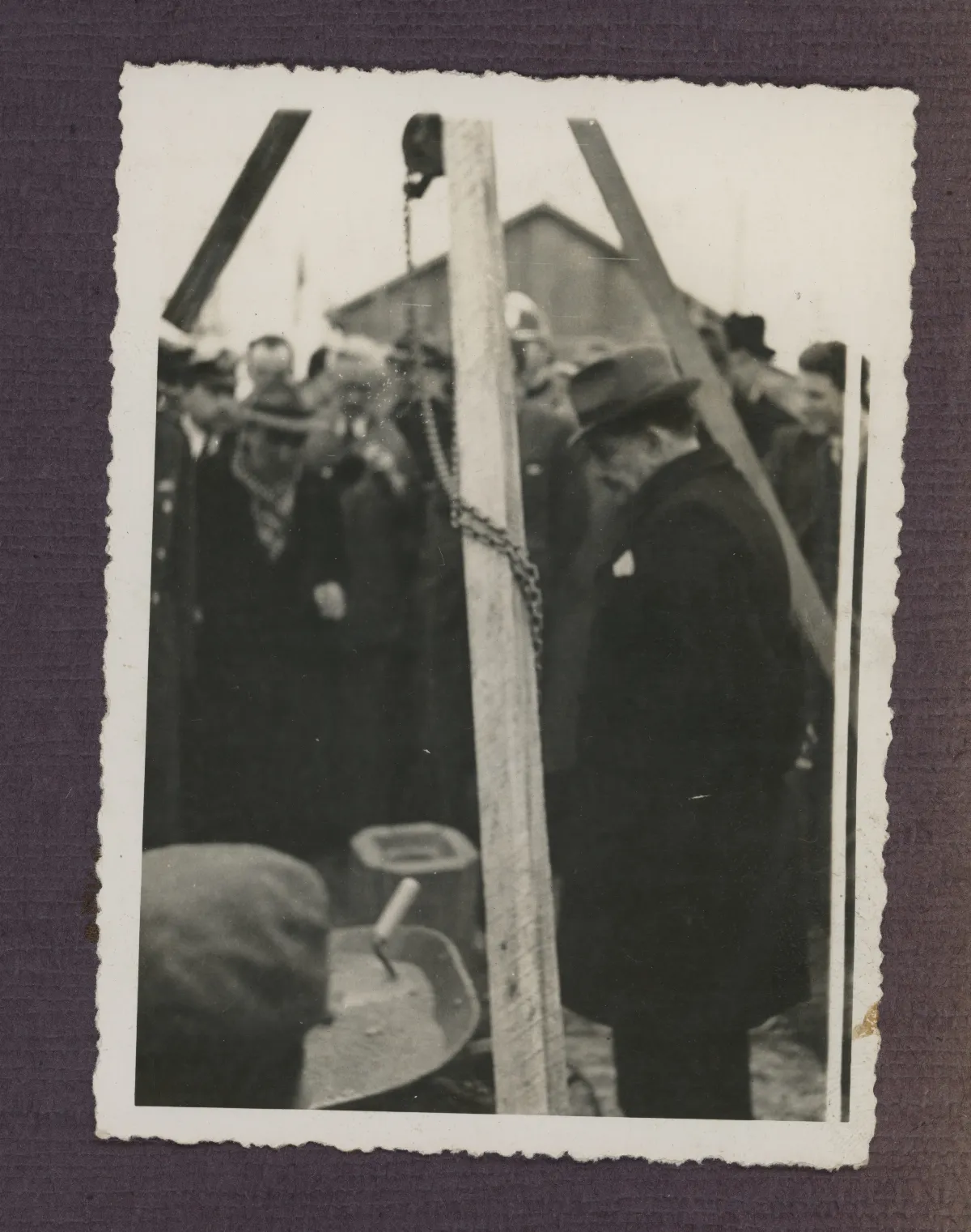 Acto cívico con ceremonia de izado de bandera — aprox. 1939 | Chile de Ayer