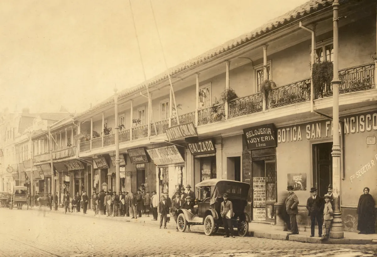 Comercio en la Alameda de Santiago año 1910 — Iglesia San Francisco — 1910 | Chile de Ayer