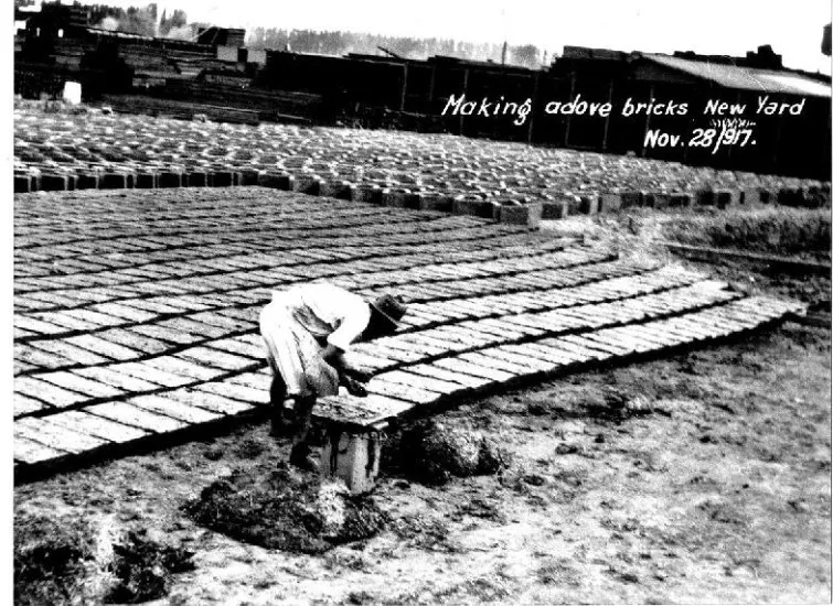 Creación de ladrillos de adobe en Rancagua, 1917 — 1917 | Chile de Ayer