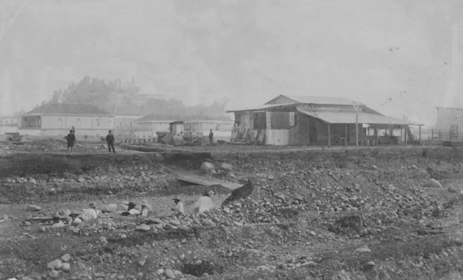 Canalización Río Mapocho a fines de 1880' s. — 1880 | Chile de Ayer