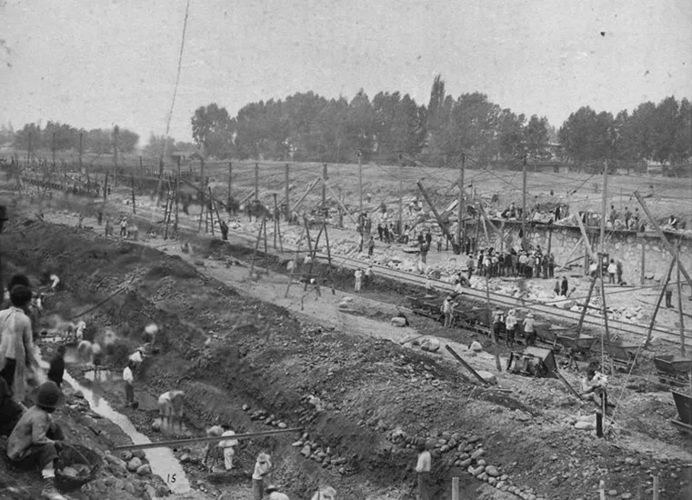 Canalización Río Mapocho a fines de 1880' s. — 1880 | Chile de Ayer