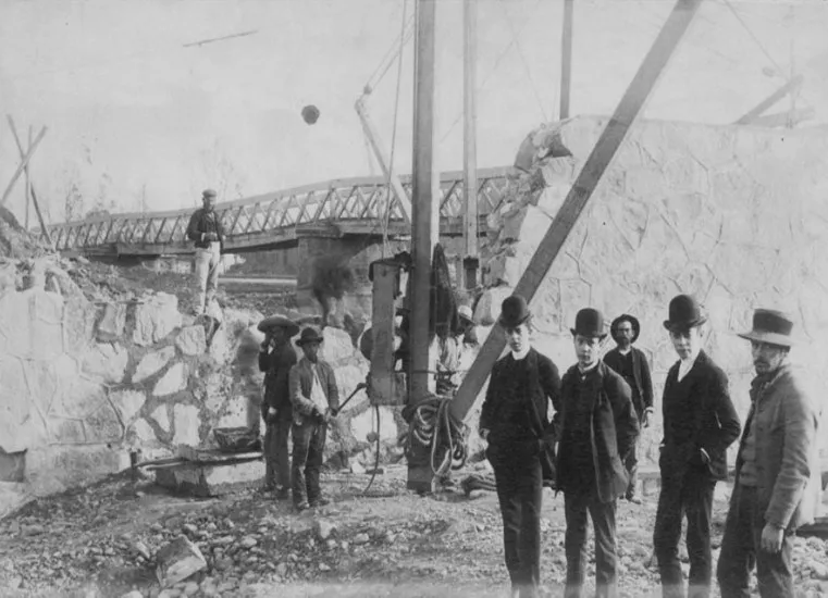 Canalización Río Mapocho a fines de 1880' s. — 1880 | Chile de Ayer