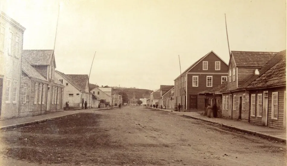 Calle Varas en Puerto Montt, 1893. — 1893 | Chile de Ayer