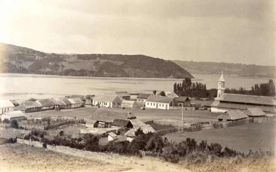 Dalcahue, Chiloé en 1893. — Plaza e Iglesia de Dalcahue — 1893 | Chile de Ayer