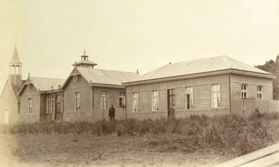 Escuela de Frutillar en 1893. — 1893 | Chile de Ayer