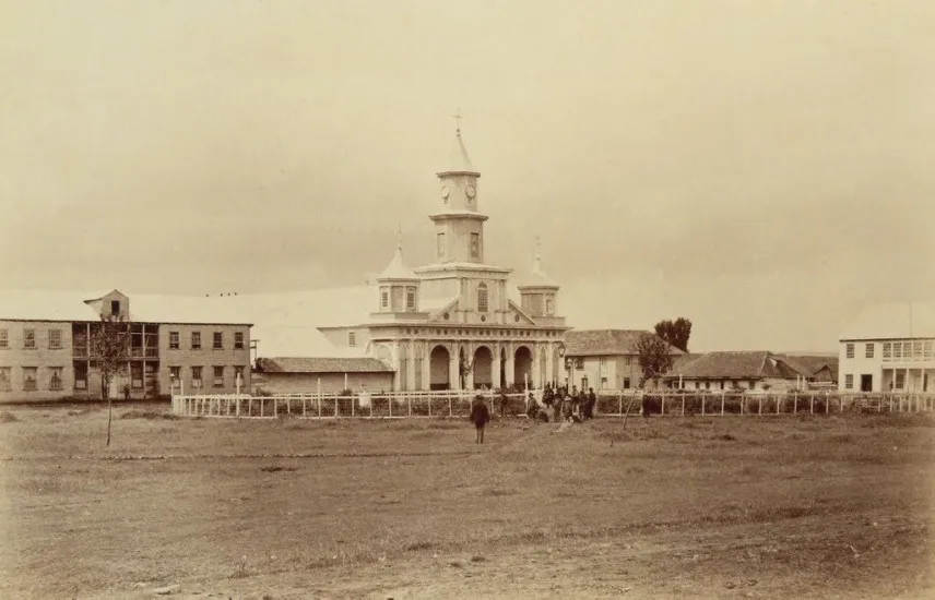 Iglesia y Plaza de Castro en 1893. — 1893 | Chile de Ayer