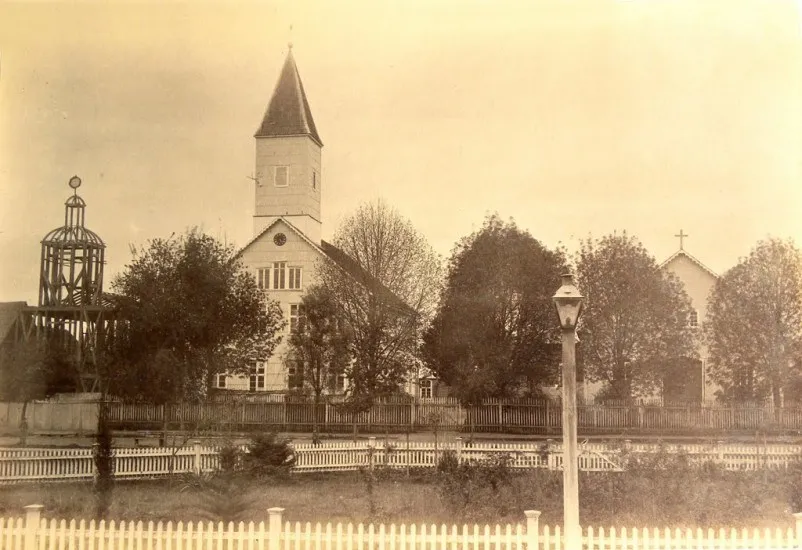Iglesia y Escuela Alemana en Osorno, 1893. — 1893 | Chile de Ayer