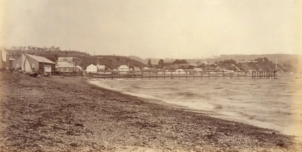 Playa y muelle de Puerto Montt, 1893. — 1893 | Chile de Ayer