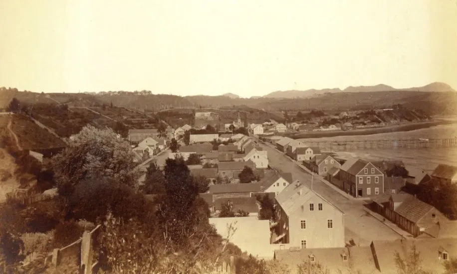 Puerto Montt desde los altos de Pückle, 1893. — 1893 | Chile de Ayer