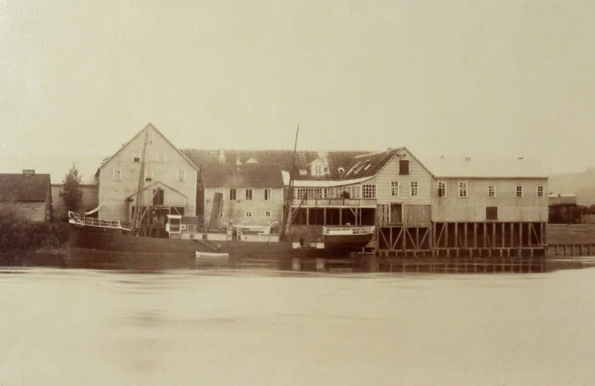 Bodegas en Río Bueno y el Vapor Maule, 1893. — 1893 | Chile de Ayer