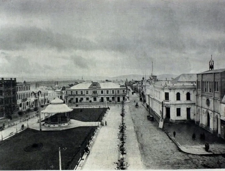 Plaza de Armas de la ciudad de Valdivia en 1915 — Plaza de la República — 1915 | Chile de Ayer