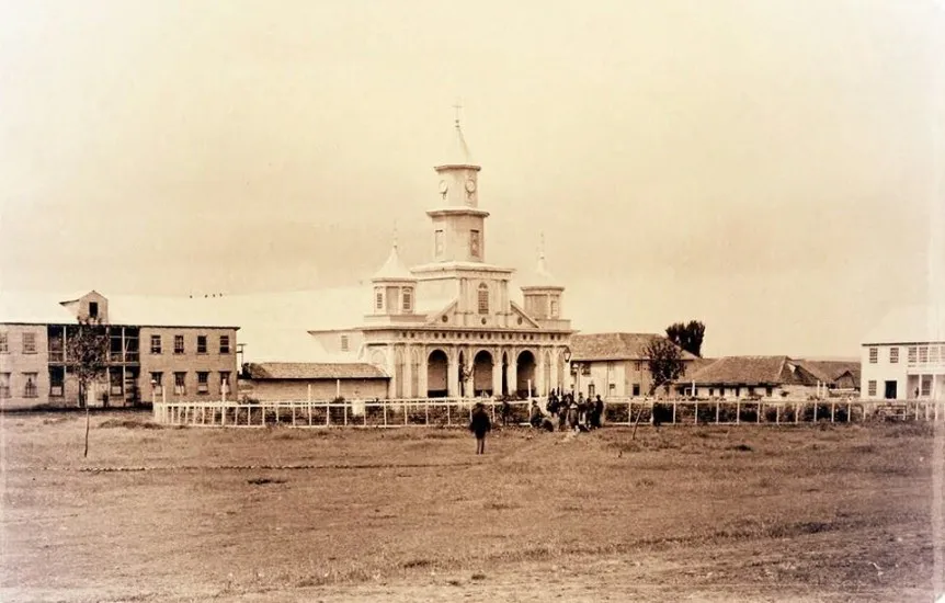 Catedral de Castro en 1893 — Plaza de Armas de Castro — 1893 | Chile de Ayer