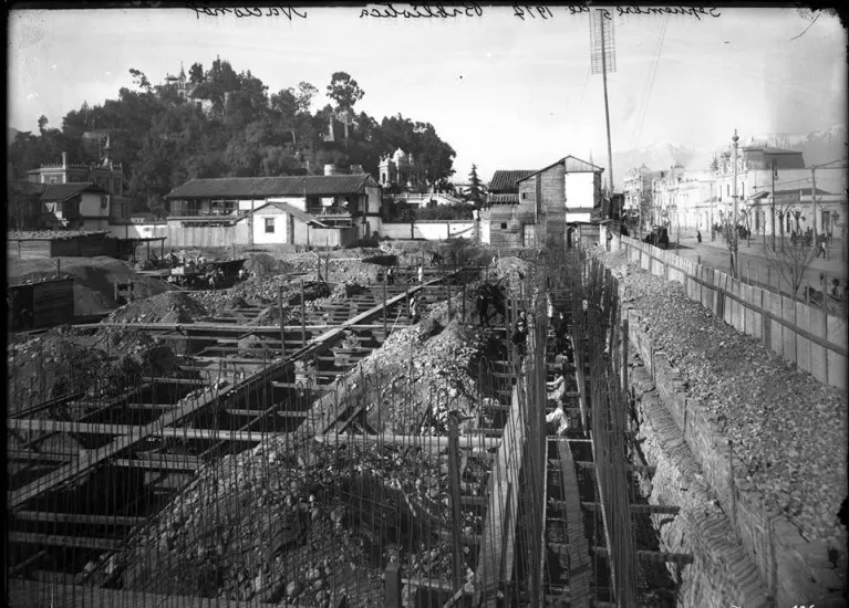 Construcción de la Biblioteca Nacional en 1917 — Cerro Santa Lucía — 1917 | Chile de Ayer