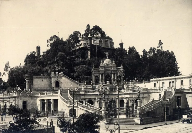 Acceso al Cerro Santa Lucía por Alameda en el año 1906 — 1906 | Chile de Ayer