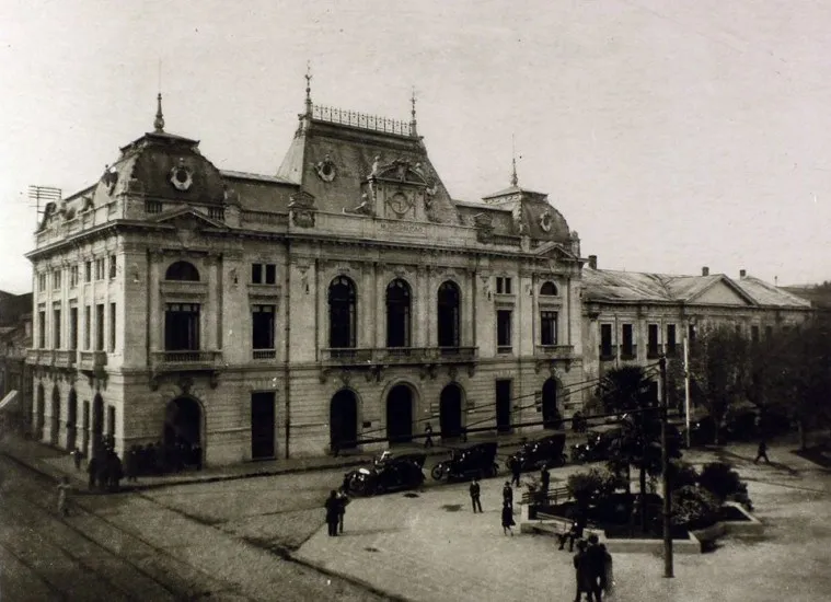 El desaparecido Palacio Consistorial de Concepción 1916 — Plaza Independencia de Concepción — 1916 | Chile de Ayer