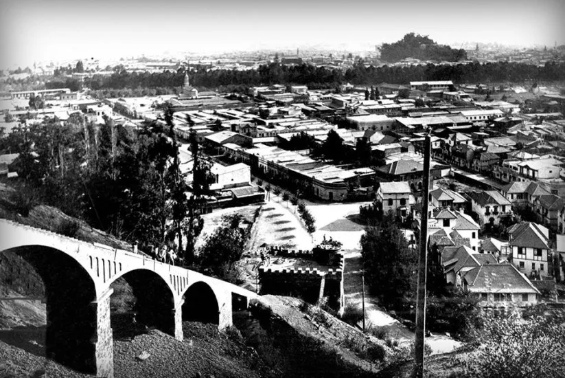 Vista desde un costado del funicular del Cerro San Cristóbal a fines de los 20’s — Funicular del Cerro San Cristóbal — 1920 | Chile de Ayer