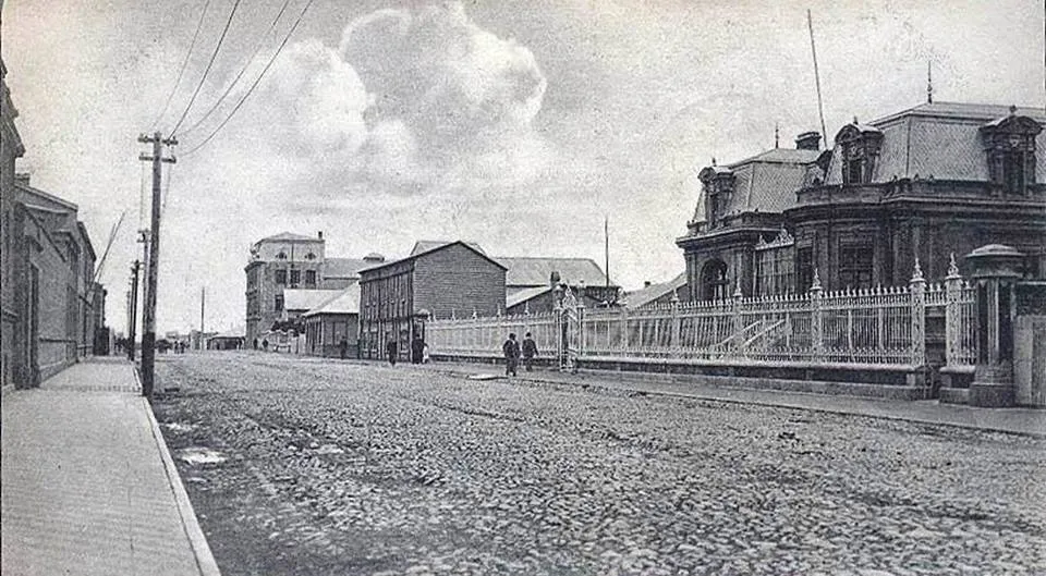 Calle Hernando de Magallanes de Punta Arenas en 1910 — 1910 | Chile de Ayer