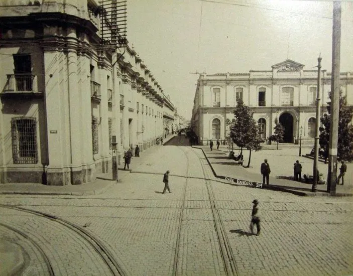 Calle Banderas esquina Compañía de Santiago alrededor de 1906 — 1906 | Chile de Ayer
