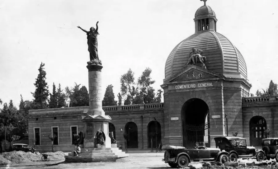 Plaza la Paz y acceso al Cementerio General de Santiago en 1920. — Cementerio General de Santiago — 1920 | Chile de Ayer