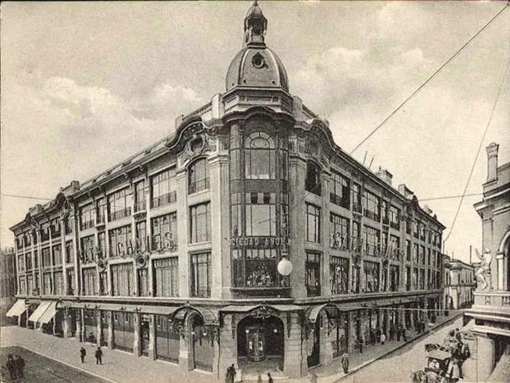 Edificio Comercial Gath y Chaves, Santigo en 1920 — Plaza de Armas de Santiago — 1920 | Chile de Ayer