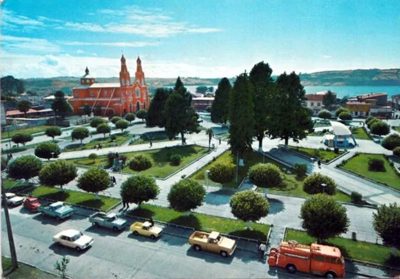 Así era la Plaza de Castro, Chiloé, alrededor de los años ’70s – ’80s. — 1975 | Chile de Ayer
