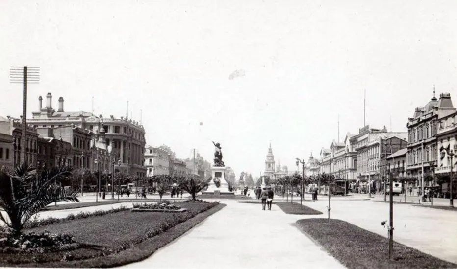 Alameda de las Delicias a mediados de los años ’20s — Plaza Bulnes — 1920 | Chile de Ayer