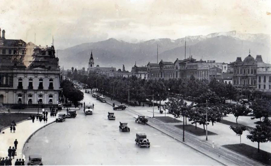 Alameda frente a Plaza Bulnes en 1928 — Plaza Bulnes — 1920 | Chile de Ayer