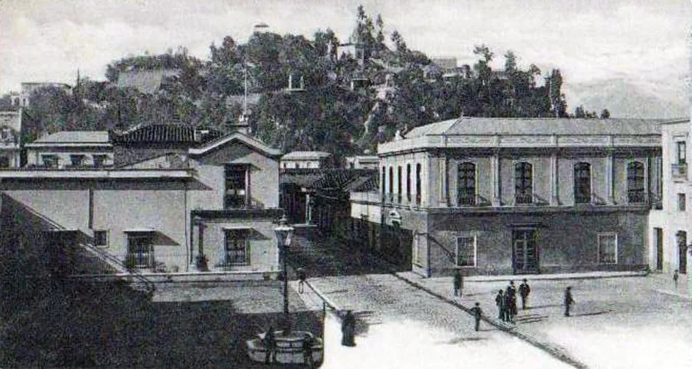 Calle Agustinas frente al Teatro Municipal en 1904. — Teatro Municipal — 1904 | Chile de Ayer