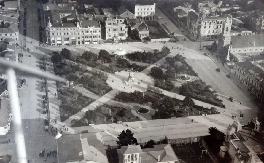 Plaza Muñoz Gamero de Punta Arenas desde el aire, entre 1920 y 1930. — 1920 | Chile de Ayer