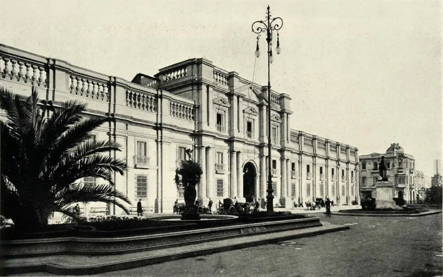 Fachada de La Moneda en 1922. — 1922 | Chile de Ayer