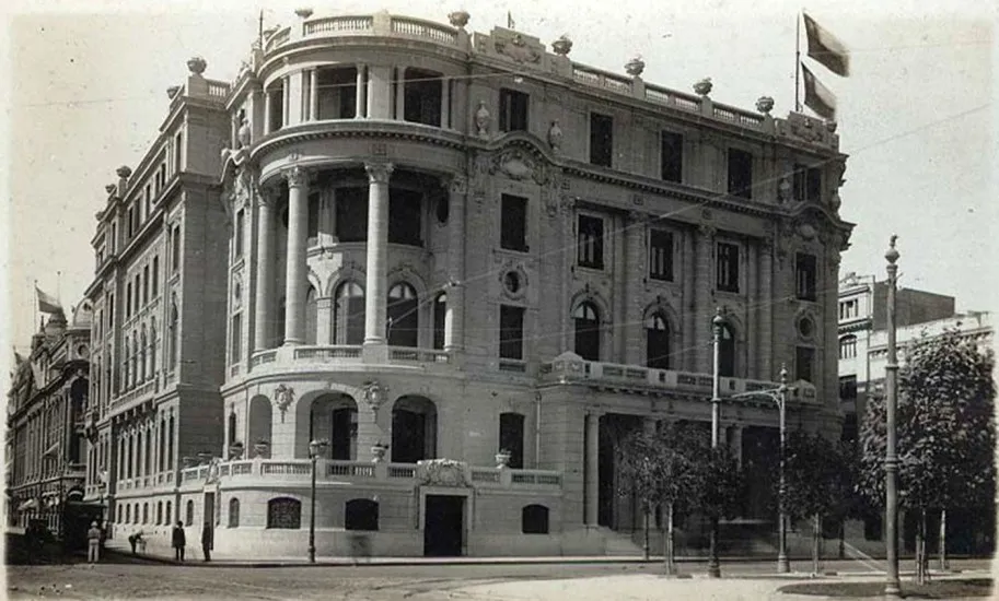 Club de la Unión en Alameda, década de 1920. — Casa Central de la Universidad de Chile — 1920 | Chile de Ayer