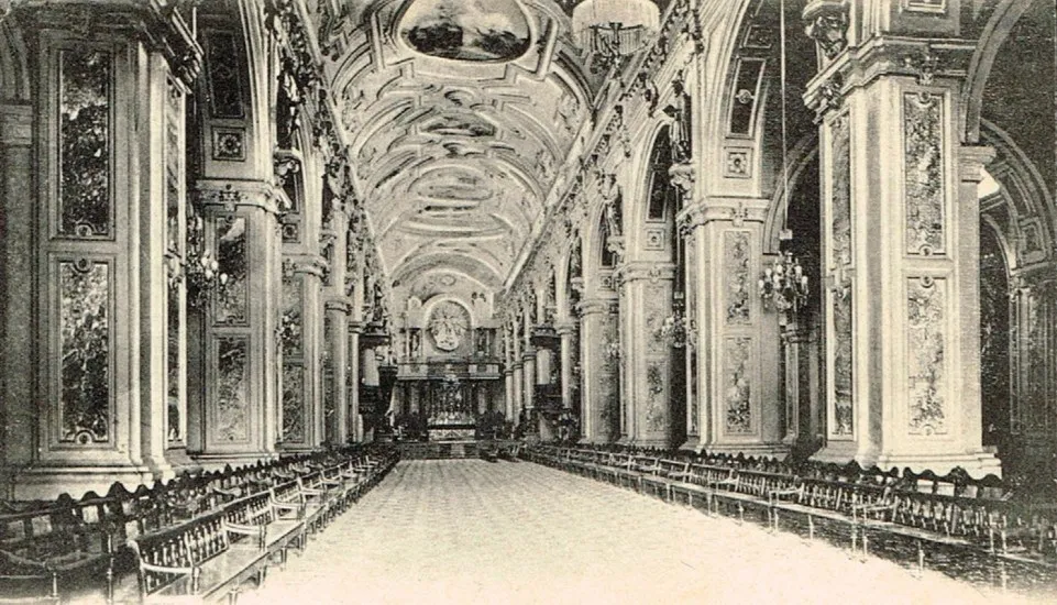 Interior de la Catedral de Santiago, años 20. — Plaza de Armas de Santiago — 1920 | Chile de Ayer