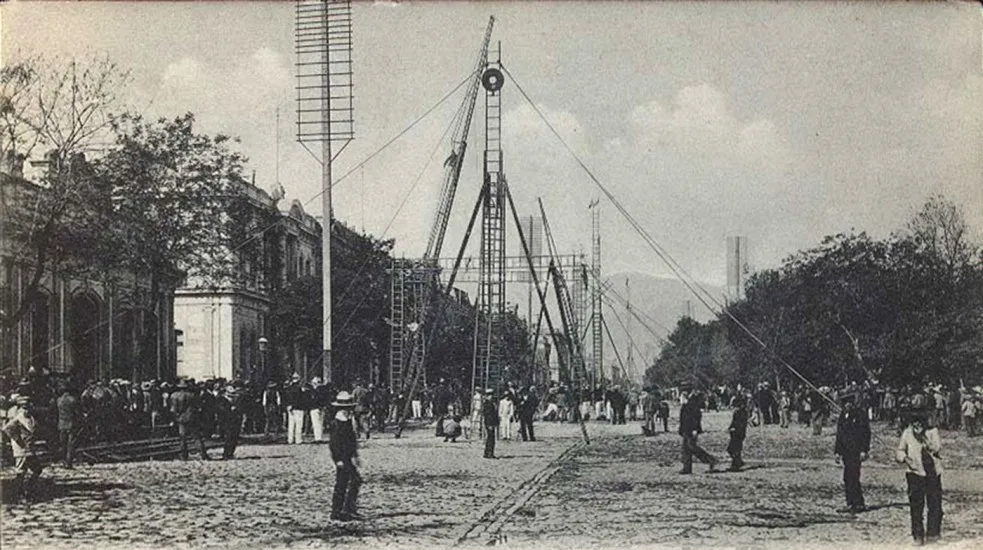 Ejercicios de Bomberos en plena Alameda, Santiago. — 1920 | Chile de Ayer