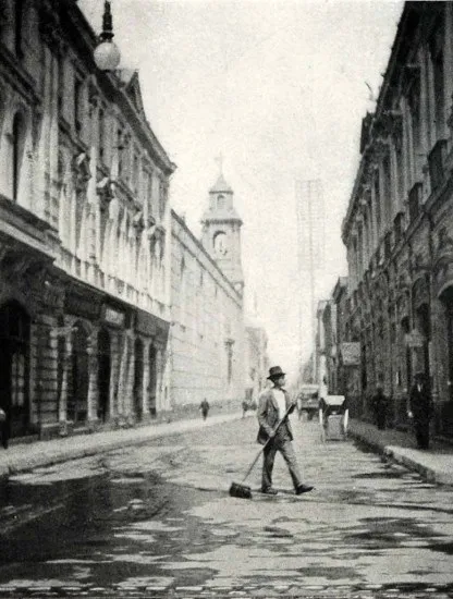 Calle Agustinas y un barrendero, a principios de Siglo XX. — 1900 | Chile de Ayer