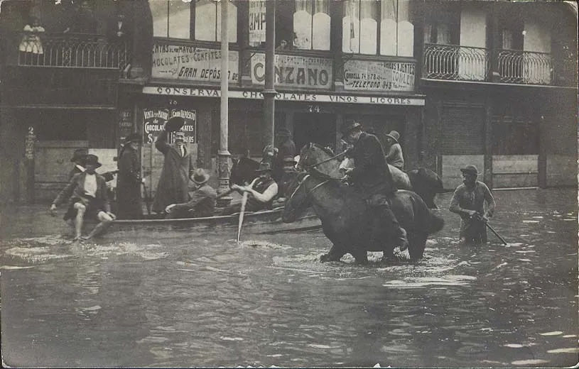Inundación en Valparaíso, calle Condell con Pirámide, en 1914. — Calle Condell — 1914 | Chile de Ayer