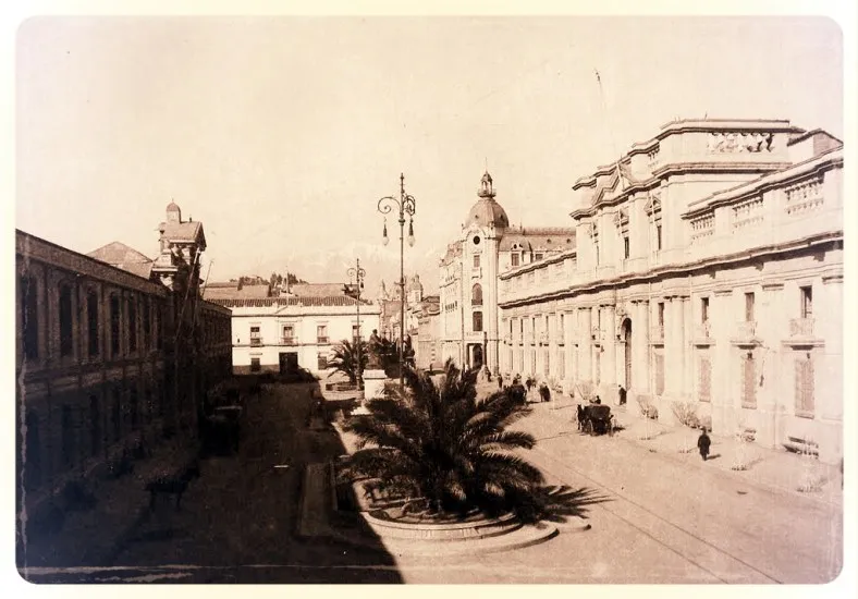 La Moneda frente al Ministerio de Guerra y marina en 1916 — Palacio de La Moneda — 1916 | Chile de Ayer
