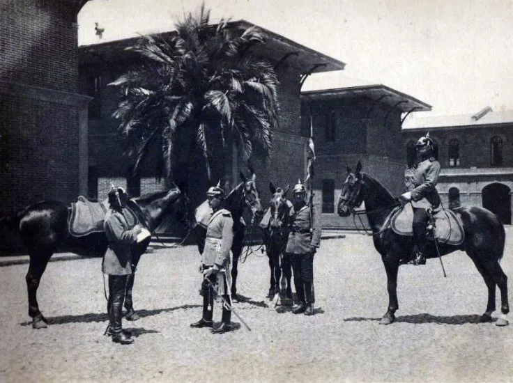 Regimiento de Caballería en 1906, luego sería FAU U. de Chile — Facultad de Arquitectura y Urbanismo de la Universidad de Chile — 1906 | Chile de Ayer