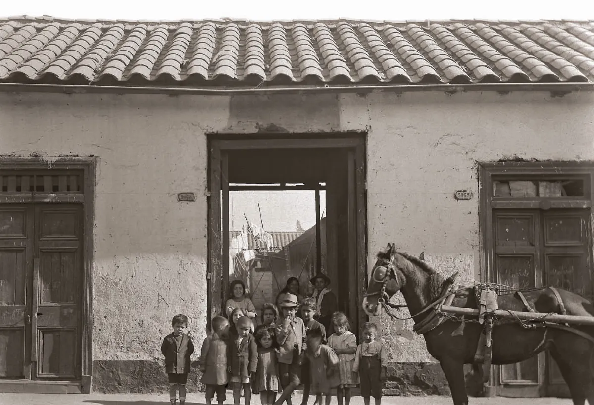 Niños posando en Avenida Brasil en 1920 — Barrio Brasil — 1920 | Chile de Ayer