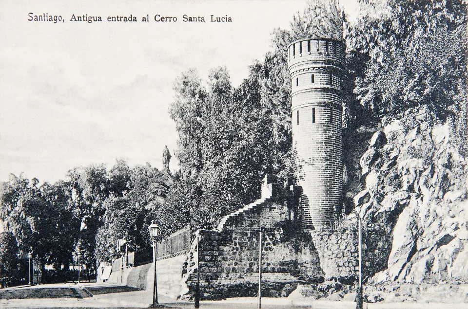 Antigua entrada al Cerro Santa Lucía, 1915 — Cerro Santa Lucía — 1915 | Chile de Ayer