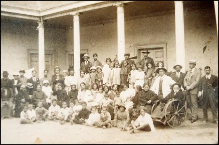 Sobrevivientes Freirina terremoto 1922 — Edificio Los Portales — 1922 | Chile de Ayer