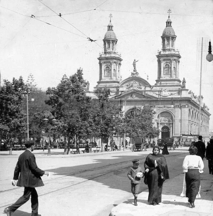 Plaza de Armas y Catedral de Santiago en 1910 — Plaza de Armas de Santiago — 1910 | Chile de Ayer