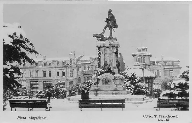 Plaza Muñoz Gamero nevada en 1920 — Plaza Muñoz Gamero — 1920 | Chile de Ayer