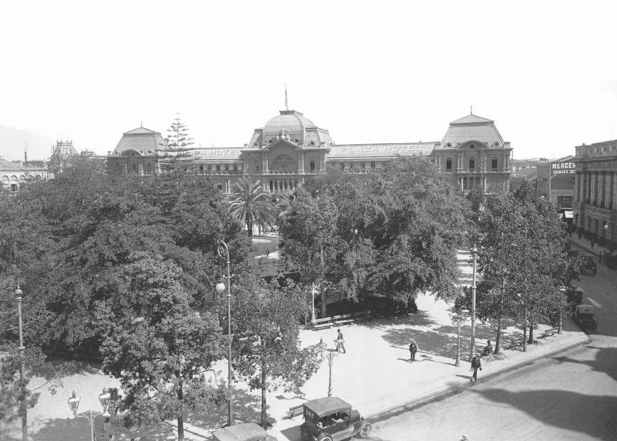 Plaza de Armas y el Portal Fernandez Concha año 1910 — Plaza de Armas de Santiago — 1910 | Chile de Ayer