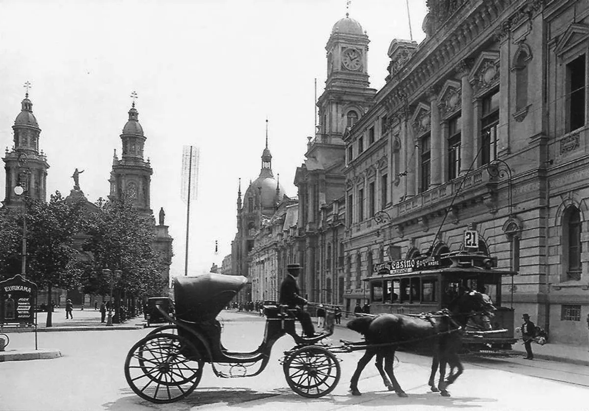 Carruaje en Plaza de Armas en 1915 — Plaza de Armas de Santiago — 1915 | Chile de Ayer