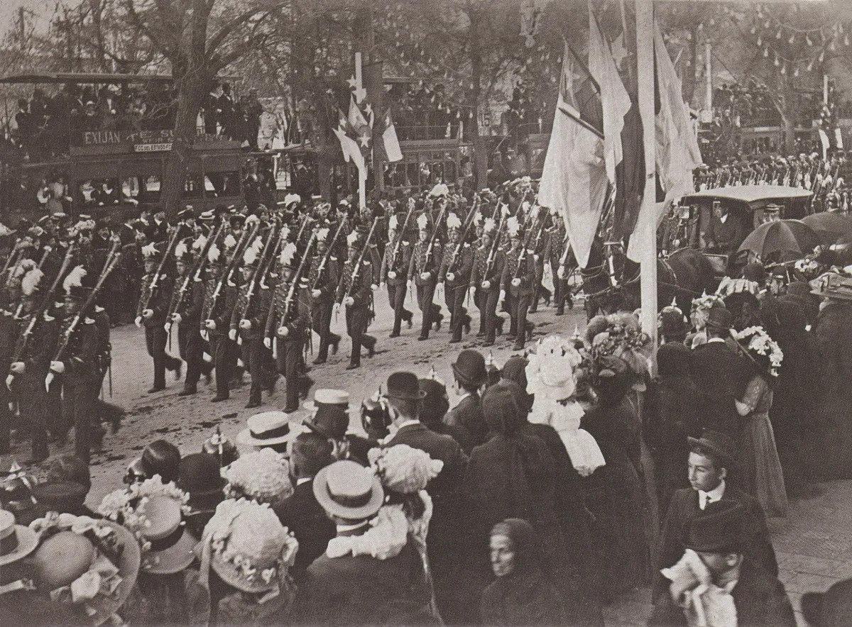 Desfile militar en Santiago por celebración del Centenario de Chile — Alameda de las Delicias — 1910 | Chile de Ayer