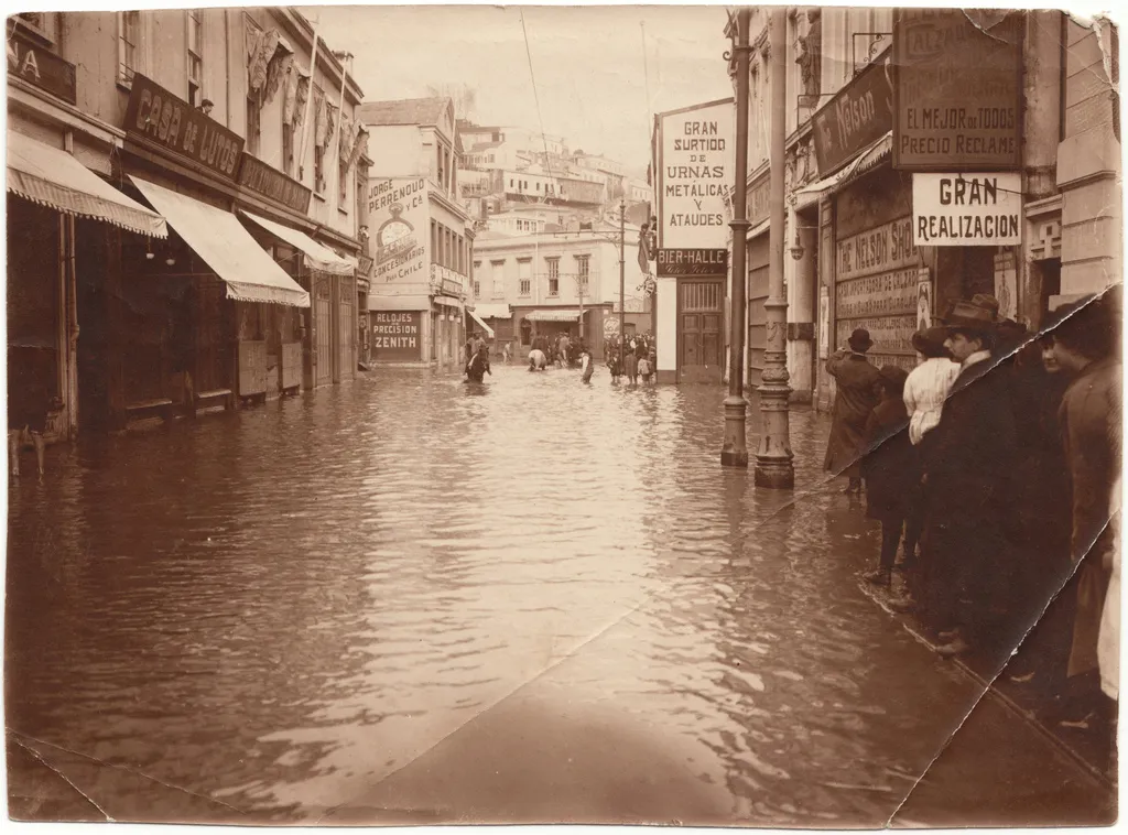 Inundación en Calle Condell de Valparaíso en 1920 — Calle Condell — 1920 | Chile de Ayer