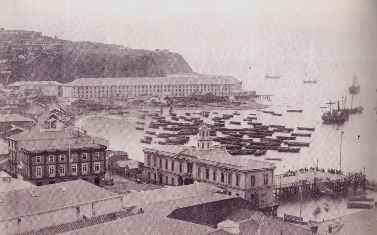 La Bolsa y Almacenes fiscales en Valparaíso año 1864 — Plaza Sotomayor — 1864 | Chile de Ayer