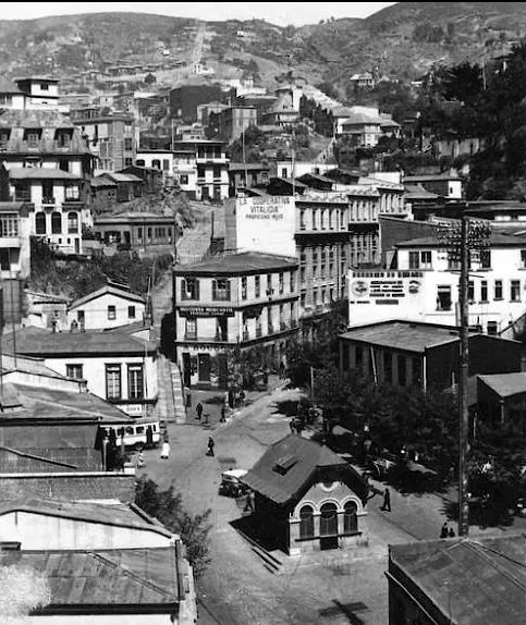 Antigua pérgola en la plazuela Ecuador, 1910 — Plazuela Ecuador — 1910 | Chile de Ayer