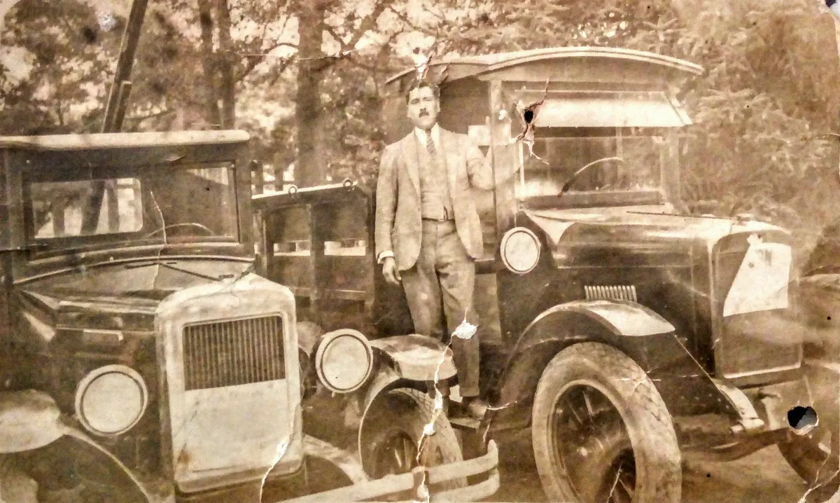 Hombre entre automóviles, 1917 — 1917 | Chile de Ayer