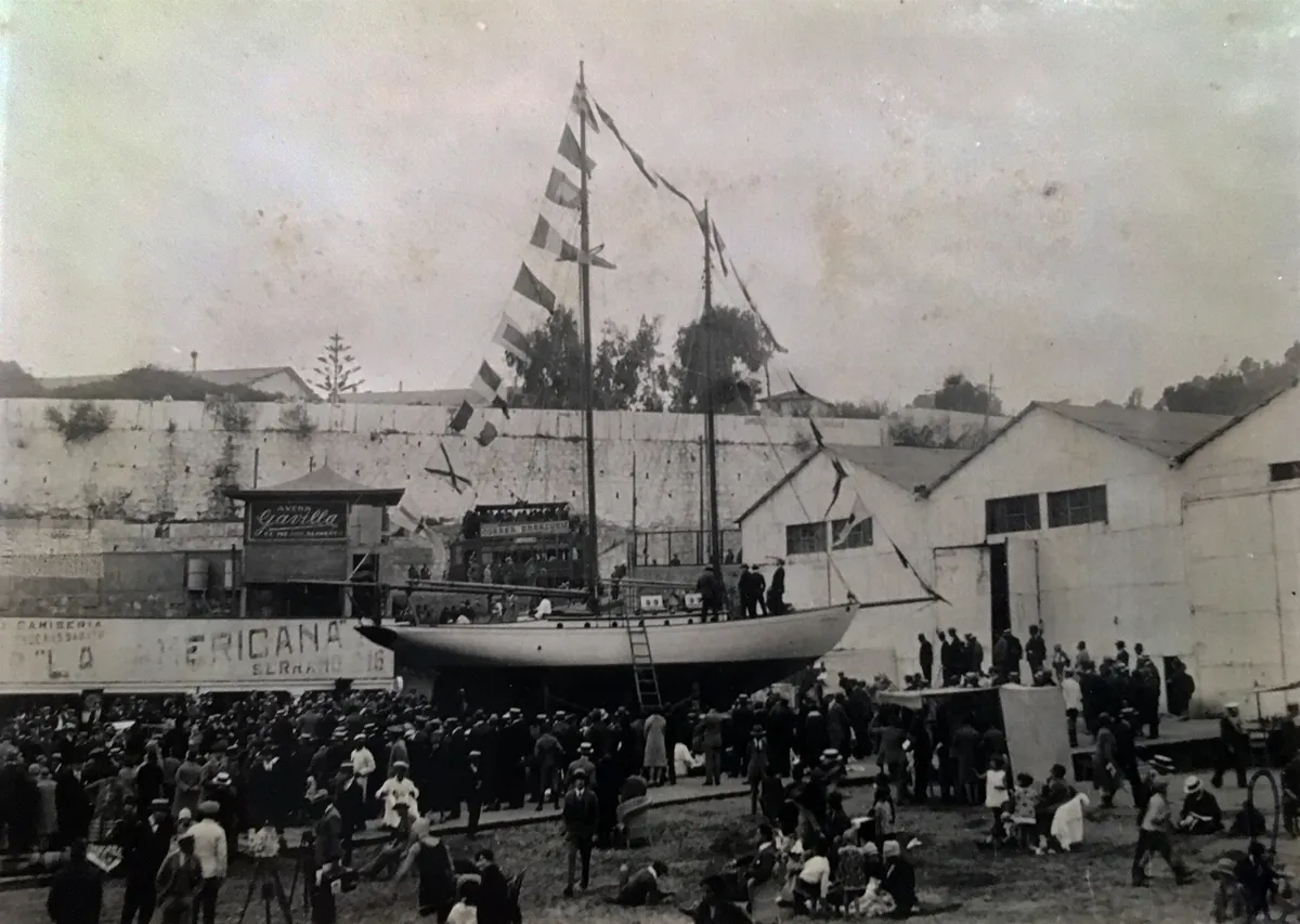 Lanzamiento de Yate Quivolgo, años 20s — Playa Las Torpederas — 1920 | Chile de Ayer